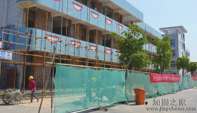 8月，全國多所中小學(xué)校園改造加固工程正火熱進行